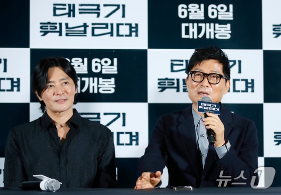 강제규 감독(오른쪽)과 배우 장동건이 30일 서울 건대 롯데시네마에서 열린 영화 '태극기 휘날리며' 개봉 20주년 기념 4K 리마스터링 기자간담회에서 취재진 질문에 답하고 있다. '태극기 휘날리며'는 잊을 수 없는 1950년 6월, 두 형제(장동건 원빈 분)의 갈등과 우애 그리고 전쟁의 비극을 그렸다. 6.25 전쟁을 배경으로 한 액션 블록버스터인 이 영화는 '쉬리' '은행나무 침대' 등 명작들을 만들어낸 강제규 감독의 작품 중에서도 수작으로 꼽힌다. 2004년 개봉 당시 첫주 관객 177만명, 한국 영화사상 최단기간 천만 관객 돌파 등의 신기록을 세우며 신드롬을 불러일으켰다. 2024.5.30/뉴스1 © News1 권현진 기자