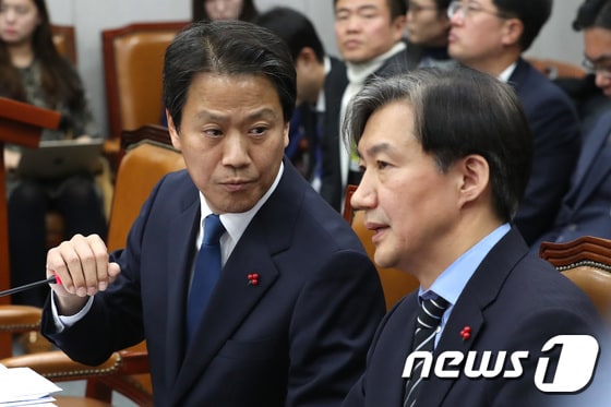임종석 대통령 비서실장(왼쪽)과 조국 민정수석이 31일 서울 여의도 국회에서 열린 운영위원회 전체회의에 출석해 대화하고 있다. 국회 운영위는 이날 전체회의를 열고 청와대 특별감찰반 논란을 규명했다. 2018.12.31/뉴스1 © News1 임세영 기자