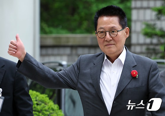 박지원 더불어민주당 당선인(전남 해남군완도군진도군)이 지난 4월 26일 오전 서울 서초구 서울중앙지법에서 열린 '서해 공무원 피살 사건' 관련 공판에 출석하며 지지자 등을 향해 엄지손가락을 치켜들고 있다. 2024.4.26/뉴스1 © News1 박정호 기자