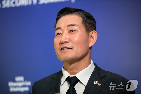 신원식 국방부 장관이 31일 싱가포르 샹그릴라 호텔에서 열린 아시아안보회의(샹그릴라 대화)에서 댄 설리번(Dan Sullivan), 태미 덕월스(Tammy Duckworth), 라폰자 보틀러(Laphonza Butler) 미 상원의원단과 회담을 마치고 취재진의 질문에 답하고 있다. 2024.5.31/뉴스1 © News1 이승배 기자