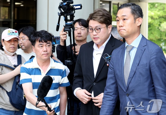 '음주 뺑소니' 혐의를 받는 가수 김호중이 24일 특정범죄가중처벌법상 위험운전치상·도주치상, 도로교통법상 사고후 미조치, 범인도피방조 혐의로 서울 서초구 서울중앙지방법원에서 열린 구속 전 피의사 심문(영장실질심사)에 출석하고 있다. 2024.5.24/뉴스1 © News1 장수영 기자