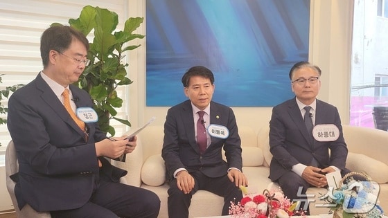 지난 22일 정근 온종합그룹 원장(왼쪽부터), 이동욱 경기도의사회 회장, 하종대 전 한국정책방송원 원장이 ONN닥터TV 프로그램 녹화에 참여하고 있다(온종합병원 제공)