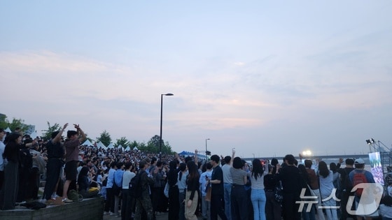 25일 오후 6시 서울 여의도 한강공원. 가요제가 한창 진행되는 가운데 사람들이 손을 흔들며 호응하고 있다. 2024.05.25  © 뉴스1 김예원 기자