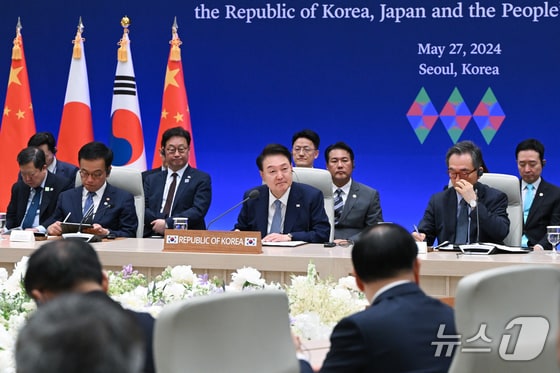 윤석열 대통령이 27일 청와대 영빈관에서 리창 중국 총리, 기시다 후미오 일본 총리와 함께 한·중·일 정상회의를 하고 있다. (대통령실 제공) 2024.5.27/뉴스1 © News1 송원영 기자