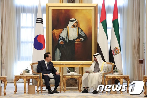 윤석열 대통령이 지난해 1월 15일(현지시간) 아랍에미리트(UAE) 아부다비 카사르 알 와탄에서 모하메드 빈 자이드 알 나하얀 UAE 대통령과 확대회담을 하는 모습. (대통령실 제공) 2023.1.16/뉴스1 © News1 안은나 기자