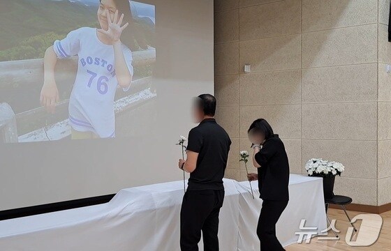 24일 경남 거제에서 열린 고(故) 이효정 씨의 추모식에 참석한 유족들이 헌화를 하고 있다.2024.5.24. 강미영기자