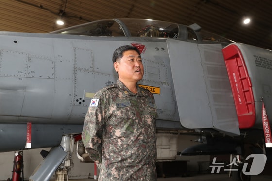공군 F-4E 팬텀 전투기가 퇴역을 보름여 앞둔 가운데 정비사 강태호 준위가 20일 경기 수원시 공군 제10전투비행단에서 뉴스1과 인터뷰를 하고 있다. 2024.5.20/뉴스1 © News1 김영운 기자