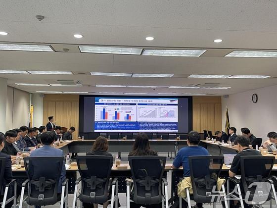 3일 한국해운협회 대회의실에서 개최된 상반기 컨테이너선 패널리스트 간담회에서 참석자들이 토론하는 모습(해진공 제공)