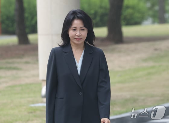 ‘공직선거법 위반’ 혐의로 불구속 기소된 더불어민주당 이재명 대표의 배우자 김혜경 씨가 22일 오전 경기 수원시 영통구 수원지방법원에서 열린 7차 공판에 출석하고 있다. 2024.5.22/뉴스1 © News1 김영운 기자