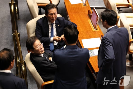 이재명 더불어민주당 대표가 28일 오후 서울 여의도 국회에서 열린 제21대 국회 마지막 본회의에서 의원들과 대화하고 있다. 2024.5.28/뉴스1 © News1 구윤성 기자