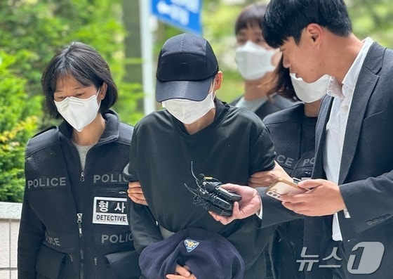 아동복지법상 아동학대 혐의를 받는 50대 여신도 A 씨가 18일 오후 인천 미추홀구 인천지법에서 열린 구속 전 피의자심문(영장실질심사)에 출석하고 있다. 2024.5.18/뉴스1 © News1 박소영 기자