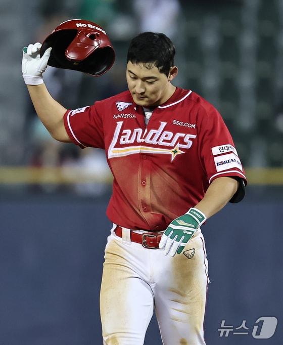 22일 오후 서울 송파구 잠실야구장에서 열린 프로야구 '2024 신한 SOL 뱅크 KBO리그' SSG 랜더스와 두산 베어스의 경기, 6회초 2사 만루상황에서 SSG 한유섬이 중견수 플라이 아웃된 뒤 아쉬워하고 있다. 2024.5.22/뉴스1 © News1 김도우 기자
