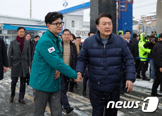 윤석열 대통령이 지난 1월 23일 충남 서천 특화시장 화재 현장을 방문해 한동훈 국민의힘 비상대책위원장과 악수를 하고 있다. (대통령실 제공) 2024.1.23/뉴스1 © News1 오대일 기자