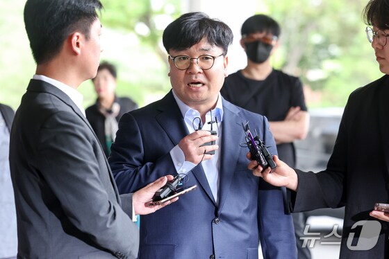 김건희 여사의 명예를 훼손한 혐의를 받는 이명수 서울의소리 기자가 30일 오후 서울 서초구 서울중앙지방검찰청에 피의자 신분으로 출석하며 취재진의 질문에 답하고 있다. 이 씨는 2022년 9월 최재영 목사에게 손목시계 카메라와 명품 선물을 마련해주고 김 여사에게 명품백을 선물하는 장면을 촬영하게 한 뒤 이를 보도했다. 2024.5.30/뉴스1 © News1 민경석 기자