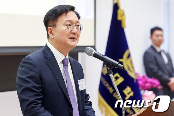 유홍림 서울대학교 총장이 6일 오전 서울 관악구 서울대학교에서 열린 '서울대학교 국가미래전략원 개원 2주년 기념식'에서 축사를 하고 있다. 2024.3.6/뉴스1 © News1 민경석 기자