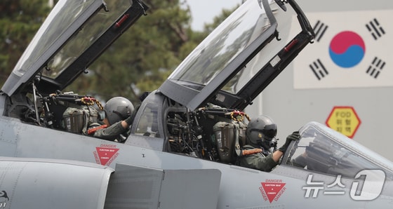 퇴역을 보름여 앞둔 공군 F-4E 팬텀 전투기가 20일 경기 수원시 공군 제10전투비행단에서 이륙하기 전 점검을 하고 있다. 2024.5.20/뉴스1 © News1 김영운 기자