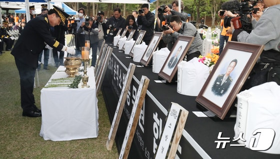 남화영 소방청장이 24일 오후 대전 유성구 국립대전현충원 소방공무원묘역에서 제3회 순직소방공무원 합동안장식에서 추모하고 있다. 2024.4.24/뉴스1 © News1 김기태 기자