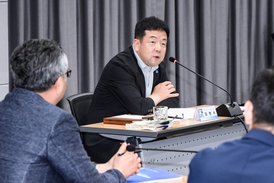   김현수 경기 수원시 제1부시장이 23일 '2025 ITS 아태총회 시 실무지원단 지원 계획 보고회'에 참석해 발언하고 있다. (수원시 제공) 2024.523 / 뉴스1