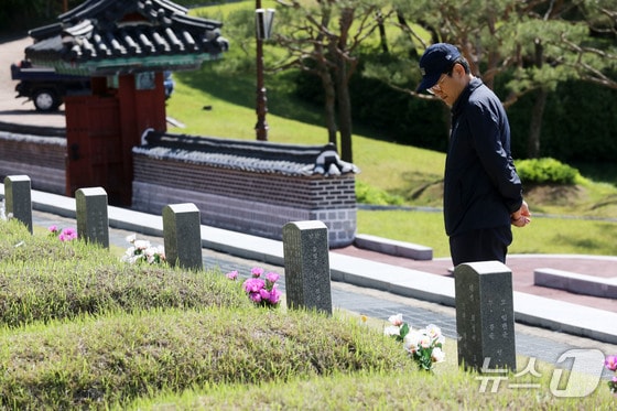 제44주년 5·18민주화운동을 사흘 앞둔 16일 오전 광주 북구 운정동 국립 5·18민주묘지에서 참배객이 묘역을 둘러 보고있다.2024.5.16/뉴스1 © News1 박지현 기자