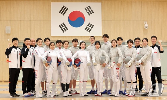 27일 충북 진천국가대표선수촌에서 열린 '2024 파리 올림픽 펜싱 국가대표선수단 미디어데이'에서 감독 및 선수들이 기념촬영을 하고 있다. 2024.5.27/뉴스1 © News1 이동해 기자