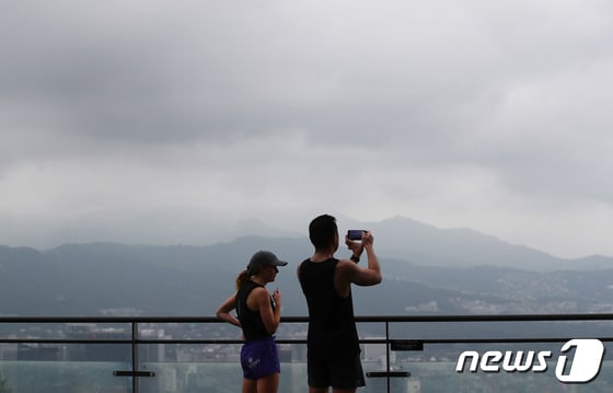하늘에 먹구름이 드리워져 있다. (사진은 기사 내용과 무관함) / 뉴스1 © News1