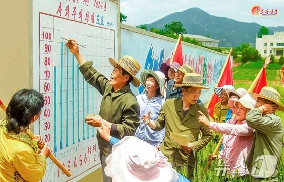 (평양 노동신문=뉴스1) = 북한 노동당 기관지 노동신문은 25일 제일 큰 곡창지대인 황해남도에서 모내기를 지난해보다 앞당겨 수행하면서 모내기 실적이 70%를 넘어섰다고 보도했다. [국내에서만 사용가능. 재배포 금지. DB 금지. For Use Only in the Republic of Korea. Redistribution Prohibited] rodongphoto@news1.kr