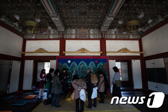 서울 중구 덕수궁을 찾은 관람객들이 함녕전 내부를 관람하고 있다. 2022.3.29/뉴스1 © News1 유승관 기자