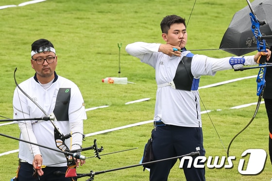 남자 양궁 리커브 대표팀 김제덕(오른쪽)과 김우진/뉴스1 © News1 유승관 기자