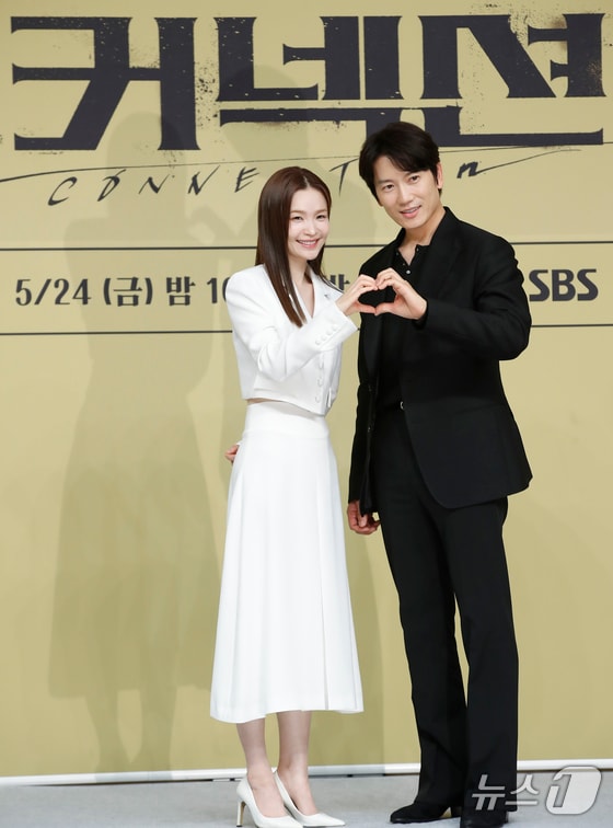 배우 전미도와 지성(오른쪽)이 13일 서울 목동 SBS에서 열린 새 금토드라마 '커넥션'(극본 이현/ 연출 김문교) 제작발표회에서 포즈를 취하고 있다. ‘커넥션'은 누군가에 의해 마약에 강제로 중독된 마약팀 에이스 형사가 친구의 죽음을 단서로 20년간 이어진 변질된 우정, 그 커넥션의 전말을 밝혀내는 '중독 추적 서스펜스' 드라마다. 2024.5.24/뉴스1 © News1 권현진 기자