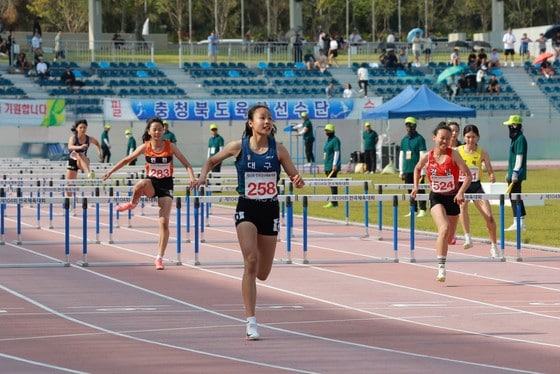 25년 만에 100m 허들 여중부 한국기록을 작성한 김서현 (대한육상연맹 제공)