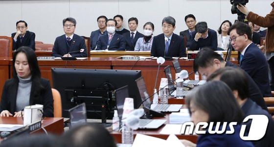 이주호 사회부총리 겸 교육부 장관과 오석환 차관이 1월 4일 오후 서울 여의도 국회에서 열린 교육위원회 전체회의에서 의원들의 발언을 경청하고 있다. /뉴스1 © News1 임세영 기자