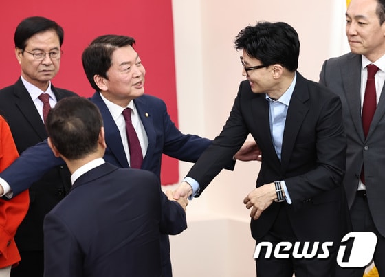 한동훈 국민의힘 비상대책위원장이 지난 1월 5일 오후 수원시 장안구 국민의힘 경기도당사에서 열린 경기도당 신년인사회에서 안철수 의원과 인사 나누고 있다. 2024.1.5/뉴스1 © News1 구윤성 기자