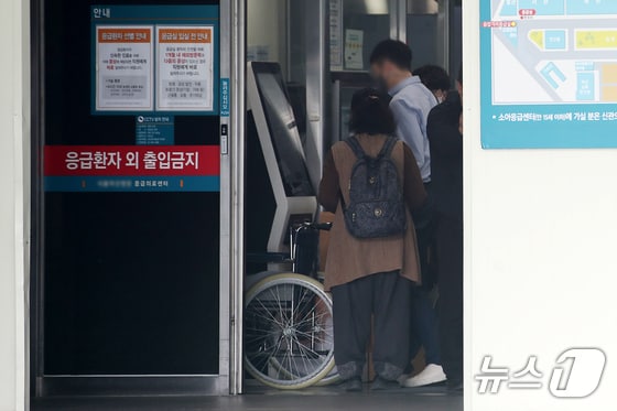 의대 증원을 놓고 정부와 의료계의 입장이 평행선을 달리고 있는 24일 서울 시내의 한 대학병원에서 내원객들이 대기하고 있다. 2024.5.24/뉴스1 © News1 이승배 기자
