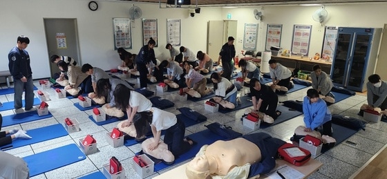 국가보훈부 직원들이 23일 충남 공주시 소재 국가민방위재난안전교육원에서 심폐소생술 실습을 하고 있다.(국가보훈부 제공)