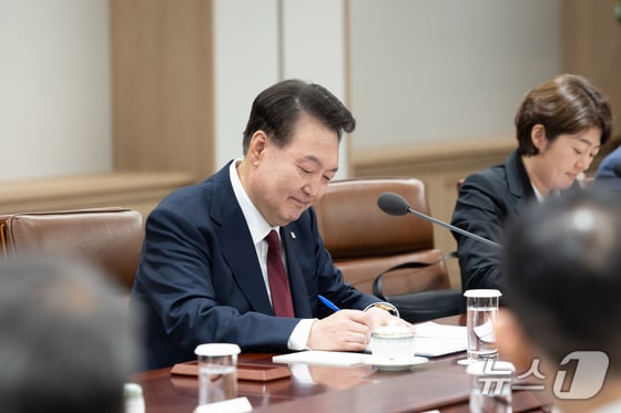 윤석열 대통령이 26일 용산 대통령실 청사에서 열린 한일 정상회담에서 메모하고 있다. (대통령실 제공) 2024.5.26/뉴스1 © News1 오대일 기자