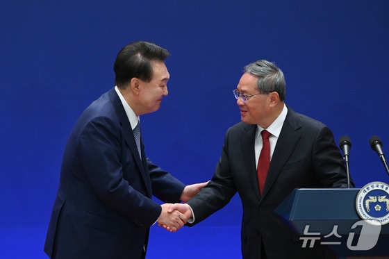 윤석열 대통령과 리창 중국 총리가 27일 청와대 영빈관에서 열린 제9차 한·중·일 정상회의 공동기자회견에서 악수하고 있다. (대통령실 제공) 2024.5.27/뉴스1 © News1 오대일 기자