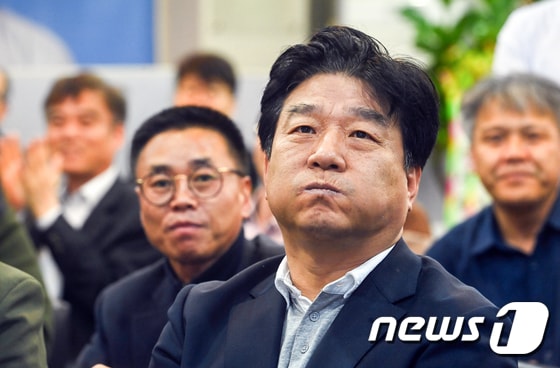 제22대 국회의원 선거 경기 안산갑에 출마한 양문석 더불어민주당 후보가 지난 4월 10일 오후 경기 안산시 상록구에 위치한 선거사무소에서 출구조사 결과를 보며 기뻐하고 있다. 2024.4.10/뉴스1 © News1 경기사진공동취재단