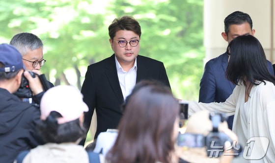 '음주 뺑소니' 혐의를 받는 가수 김호중이 24일 특정범죄가중처벌법상 위험운전치상·도주치상, 도로교통법상 사고후 미조치, 범인도피방조 혐의로 서울 서초구 서울중앙지방법원에서 열린 구속 전 피의사 심문(영장실질심사)에 출석하고 있다. 2024.5.24/뉴스1 © News1 장수영 기자