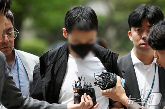 지난해 12월 10대들에게 경복궁 낙서를 지시한 혐의를 받는 '이 팀장' 강 모 씨가 25일 오후 서울 서초구 서울중앙지방법원에서 열린 구속 전 피의자 심문(영장실질심사)에 출석하고 있다. 2024.5.25/뉴스1 © News1 이승배 기자