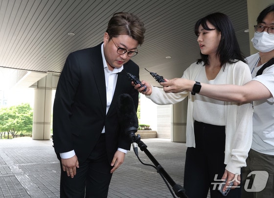 음주 뺑소니 혐의를 받는 가수 김호중이 24일 오전 서울 서초구 서울중앙지방법원에서 영장실질심사(구속 전 피의자심문)에 출석하며 고개 숙이고 있다. (공동취재) 2024.5.24/뉴스1 © News1 김성진 기자