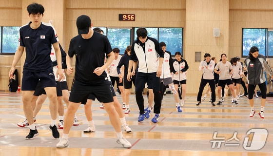 펜싱 선수들이 27일 충북 진천국가대표선수촌에서 열린 '2024 파리 올림픽 국가대표선수단 미디어데이'를 앞두고 몸을 풀고 있다. 2024.5.27/뉴스1 © News1 이동해 기자