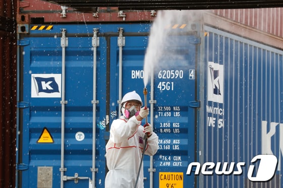 인천 중구 인천항 인천컨테이너터미널 야적장에서 방역당국이 붉은불개미 확산 방지를 위한 컨테이너 방역작업을 하고 있다. (사진은 기사 내용과 무관함) / 뉴스1 © News1
