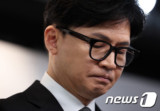 한동훈 국민의힘 비상대책위원장 겸 총괄선거대책위원장이 지난 4월 11일 오전 서울 여의도 중앙당사에서 총선 결과에 따른 위원장직 사퇴 입장을 밝히고 있다. 2024.4.11/뉴스1 © News1 구윤성 기자