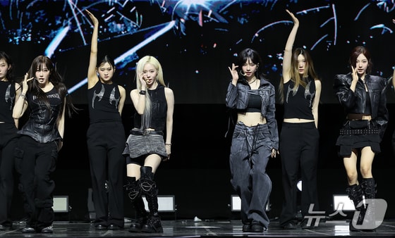 걸그룹 에스파가 27일 오후 서울 용산구 한남동 블루스퀘어 마스터카드홀에서 열린 첫 정규 앨범 ‘Armageddon’(아마겟돈) 발매 기념 쇼케이스에서 열정적인 무대를 펼치고 있다. 2024.5.27/뉴스1 © News1 김진환 기자