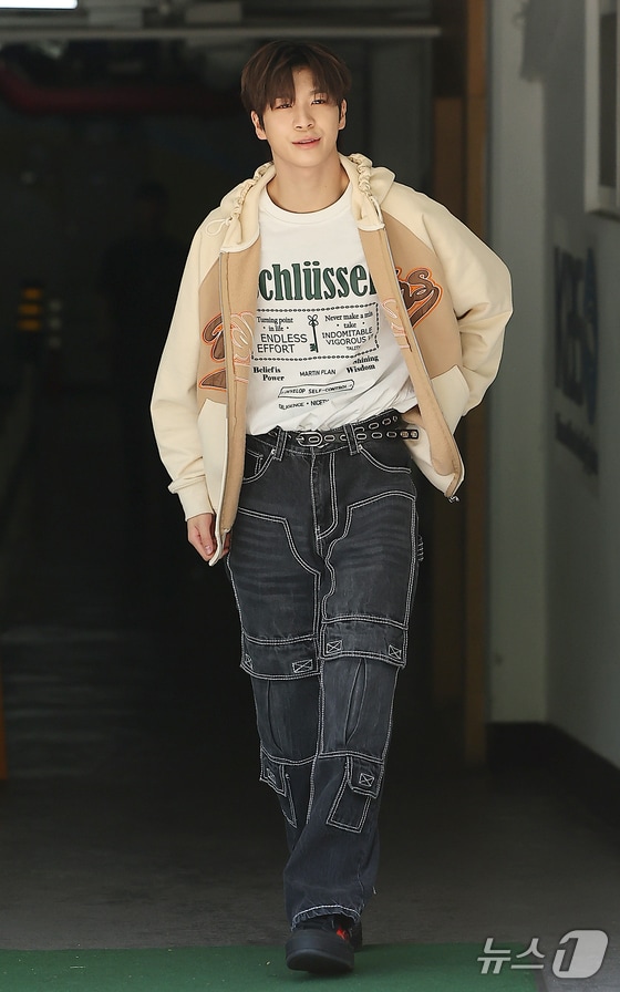 가수 정동원이 27일 오전 서울 영등포구 여의도 KBS에서 열리는 라디오 '박명수쇼'에 참석하며 팬들에게 인사를 하고 있다. 2024.5.27/뉴스1 © News1 김진환 기자