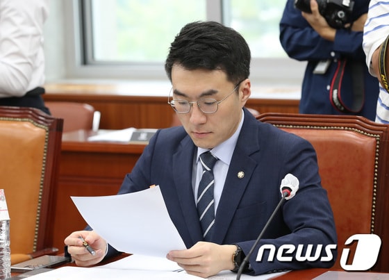 김남국 의원이 여의도 국회에서 열린 교육위원회 전체회의에서 자료를 살펴보고 있다. 2023.9.15/뉴스1 © News1 임세영 기자