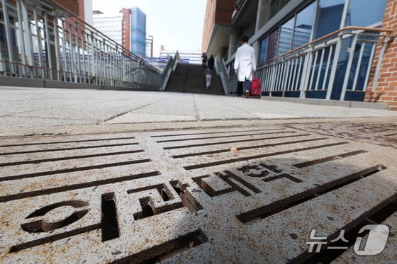 2025학년도 의과대학 정원이 확정된다. 한국대학교육협의회는 24일 오후 제2차 대학입학전형위원회를 열고 의대 증원안이 포함된 대입전형 시행계획 변경안을 심의·확정한다. 사진은 24일 서울의 한 대학 의과대학의 모습. 2024.5.24/뉴스1 © News1 신웅수 기자