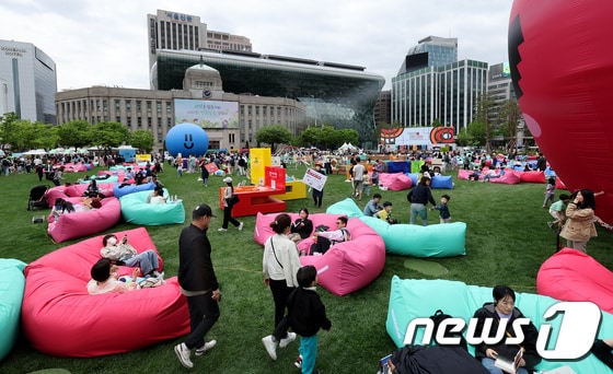 시민들이 책읽는 서울광장'에서 독서와 산책을 즐기고 있다. © News1 장수영 기자