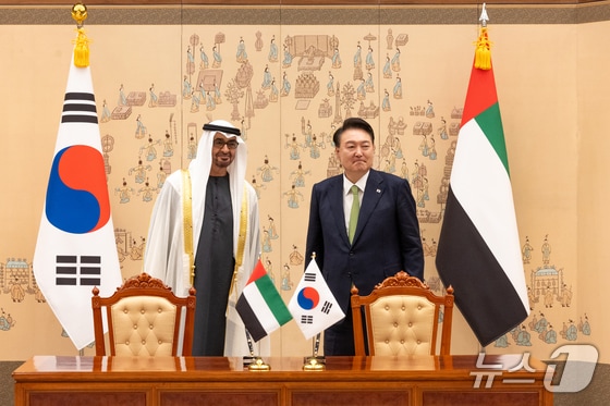 윤석열 대통령이 29일 서울 용산 대통령실 청사에서 열린 한·아랍에미리트(UAE) 협정 및 양해각서(MOU) 체결식에 모하메드 빈 자이드 알 나흐얀 아랍에미리트(UAE)대통령과 참석하고 있다. (대통령실 제공) 2024.5.29/뉴스1 © News1 송원영 기자