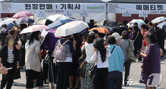 '음주 뺑소니' 혐의로 구속영장이 신청된 가수 김호중이 오는 23~24일 양일 간 예정된 콘서트를 강행하기로 한 가운데 23일 공연장인 서울 송파구 올림픽공원 KSPO돔(체조경기장) 현장 판매 및 예매티켓 수령 부스 앞으로 시민들이 오픈을 기다리고 있다. 2024.5.23/뉴스1 © News1 김진환 기자